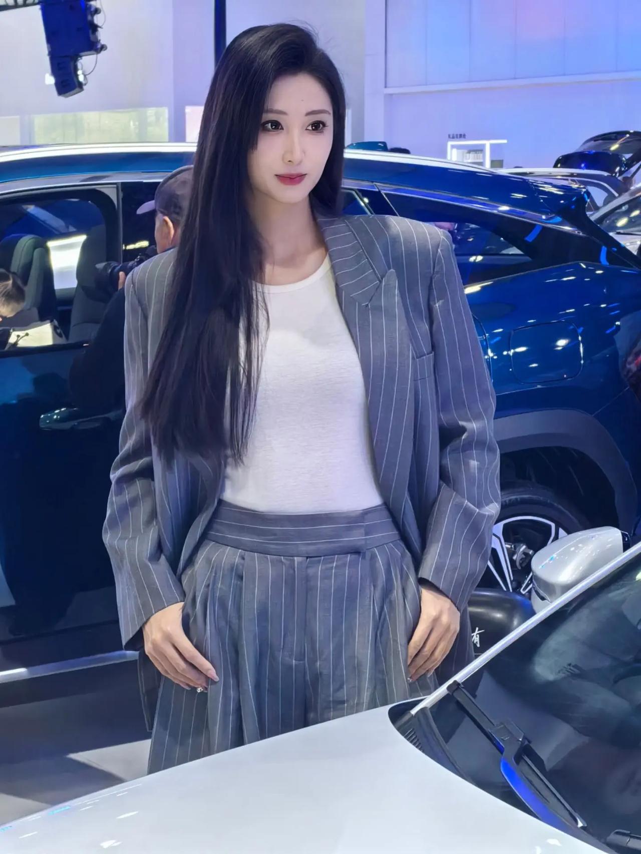 西装套装搭配白色内搭，简约又优雅，完美展现职场女性的魅力！美女车模。💼👠