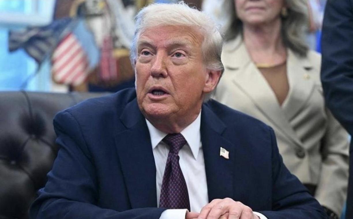 特朗普肠子都悔青了！为了图气派，他没打招呼就拆了白宫东翼，非要建超大宴会厅，本以