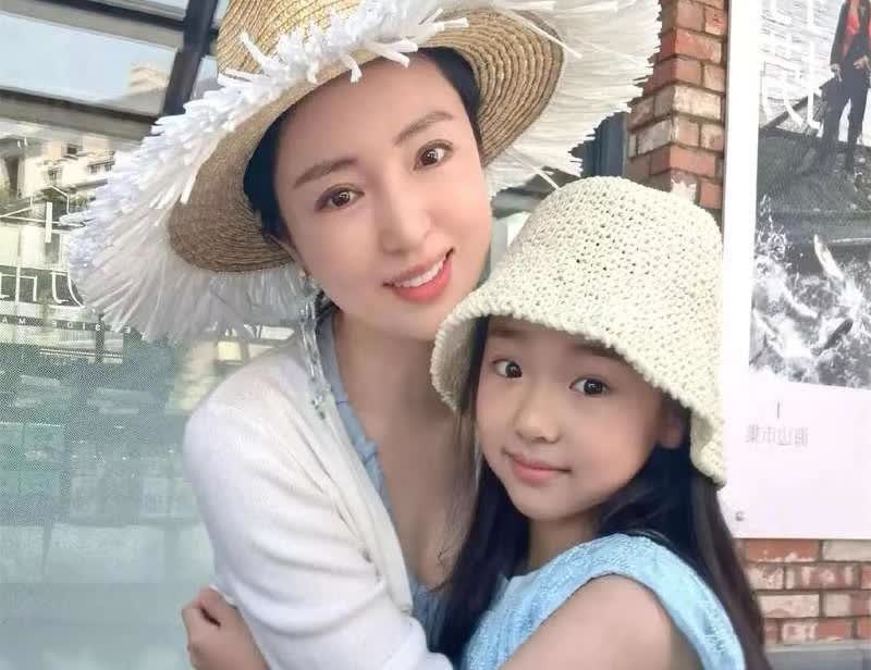 张维伊管董璇女儿叫窝子听的人拳头都硬了人家亲爹起名小酒窝多可