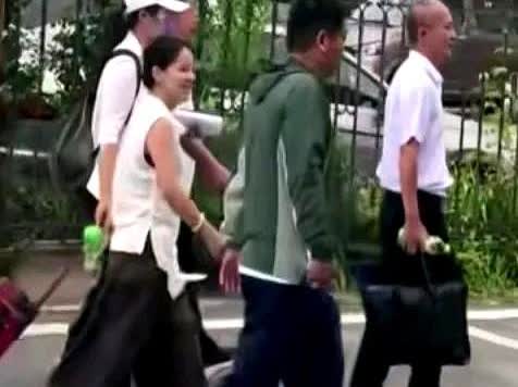 柴桑大姐讲到，昨天开会时小熊的律师时，笑了：那个他们那边，跟着一个60多岁，头发