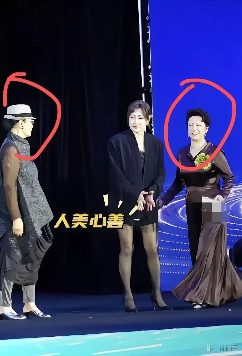 潘虹和张凯丽两人的表情，为何有一种莫名的喜感？潘虹：都一把年纪了，怎么还穿这一