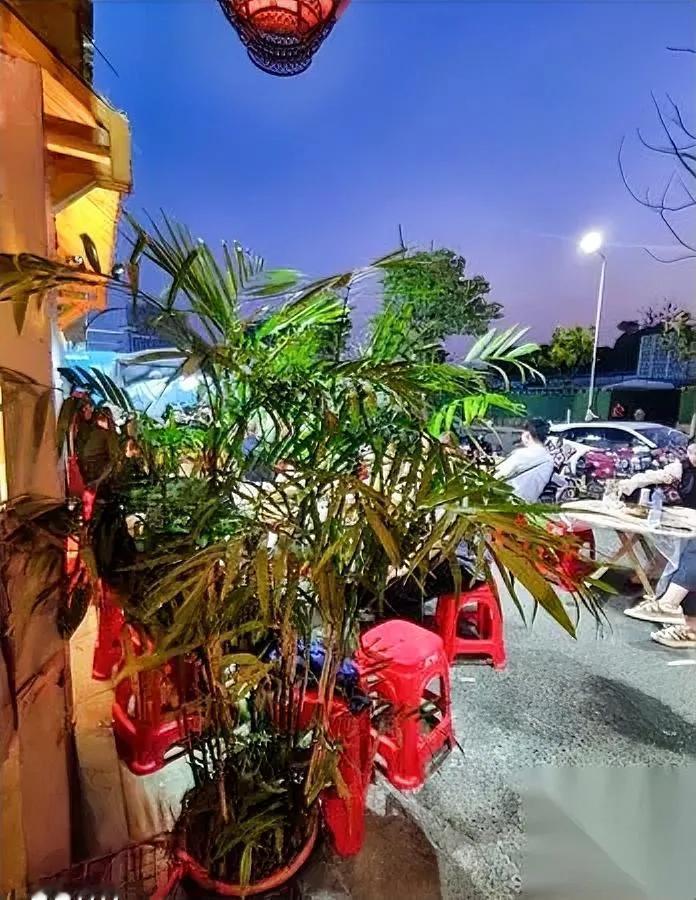 我闺蜜昨天干了件“离谱到想笑”的事凌晨00:05的机票，她21:30就冲去机