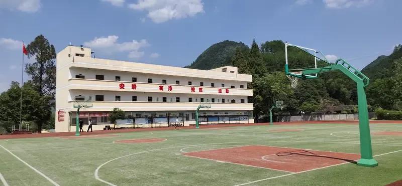 春季学期快要结束的时候，老师们私下议论纷纷：种种迹象表明，李副校长下学期要升职当