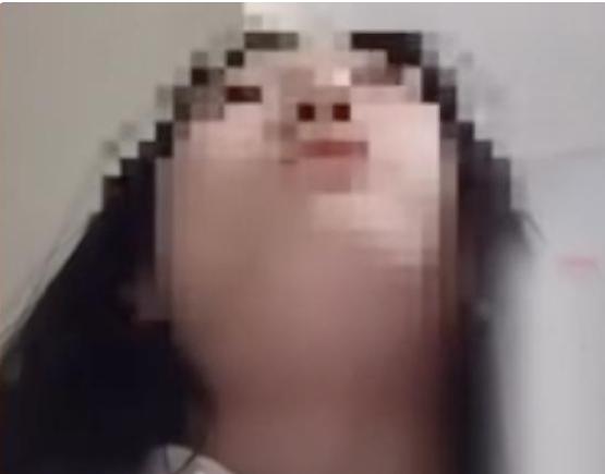 “女大避父！”近日报道，河南郑州，一女孩洗澡时，父亲进卫生间不敲门，导致女孩4次