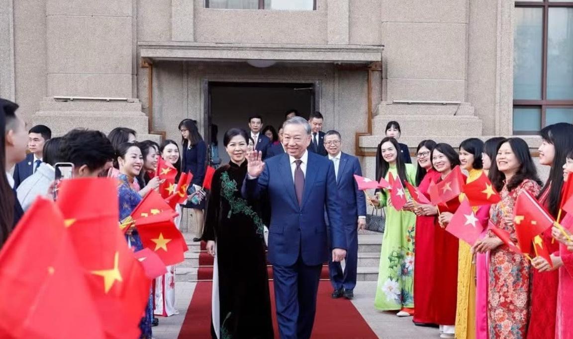 苏林携手夫人到越南驻华大使馆！4月14日下午苏林夫妇前往越南驻中国大使馆看望使馆