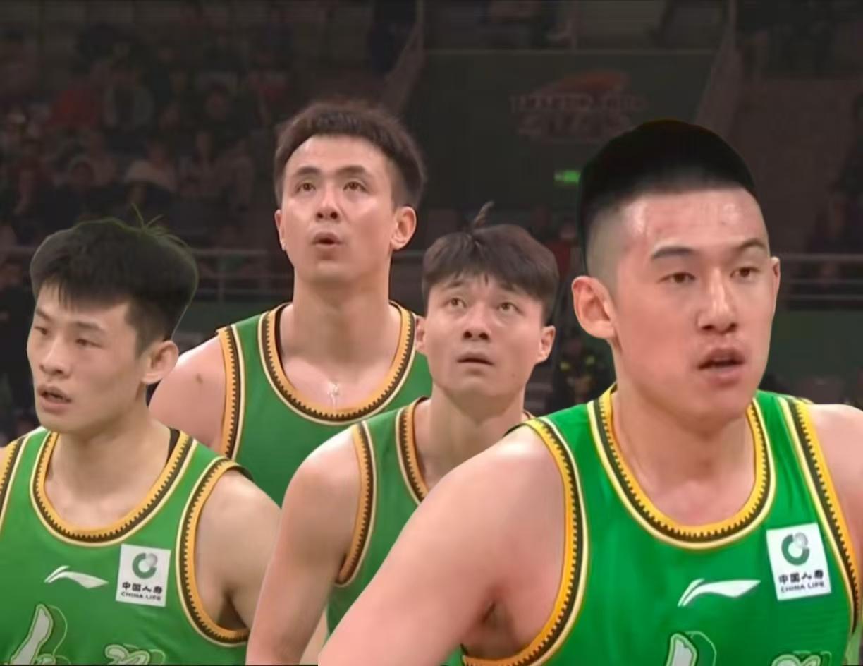 辽宁男篮队内氛围是空前的融洽，所有球员心态都放松了，大家在场上自信从容、面带笑容