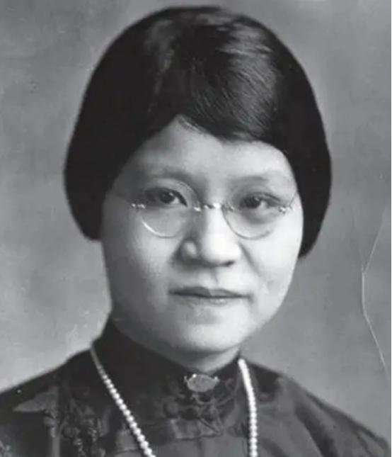 1901年，杨绛的三姑母杨荫榆，年仅17岁就被迫嫁给了蒋家傻儿子。新婚夜，杨荫榆