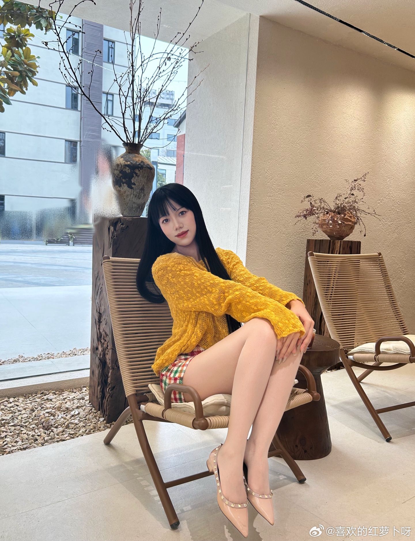 铆钉平底鞋与丝袜的完美穿搭~