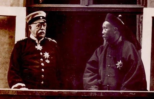 1896年，74岁李鸿章与81岁俾斯麦见面。李鸿章炫耀自己平定叛乱之功，俾斯麦说