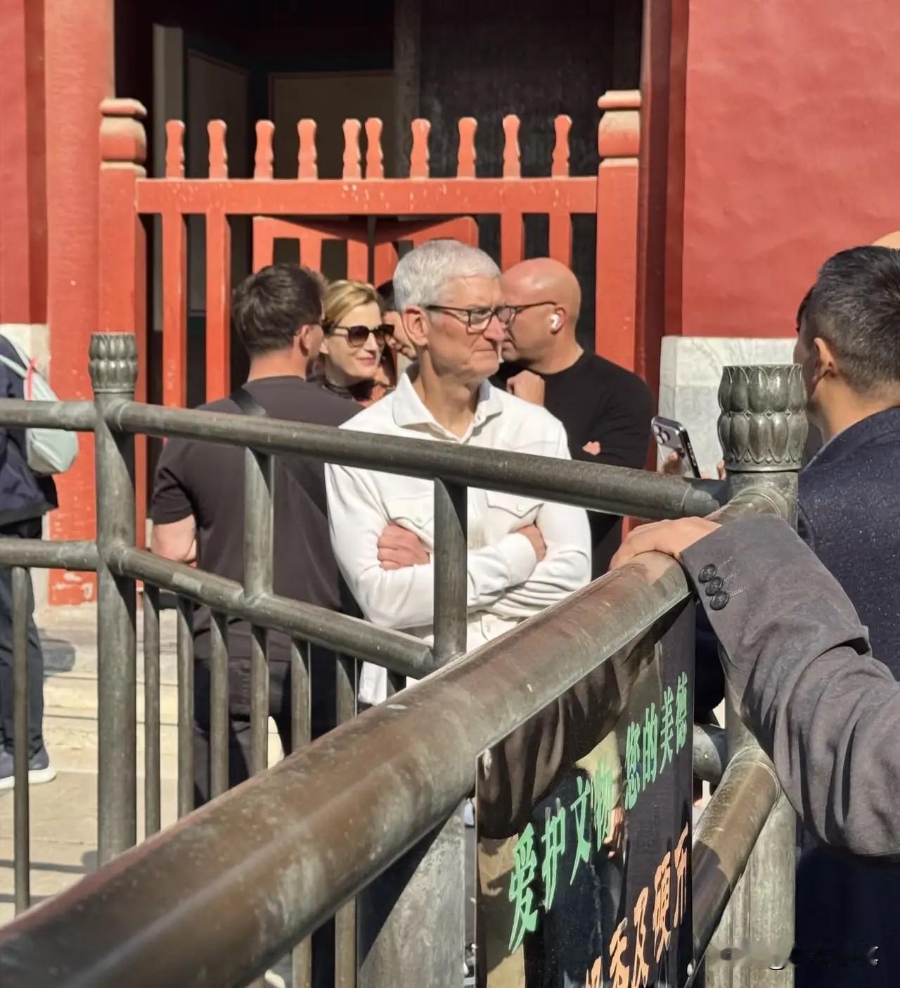 65岁的库克现身北京雍和宫，被游客偶遇。他身穿白衬衫，戴着眼镜，满头白发，却身姿