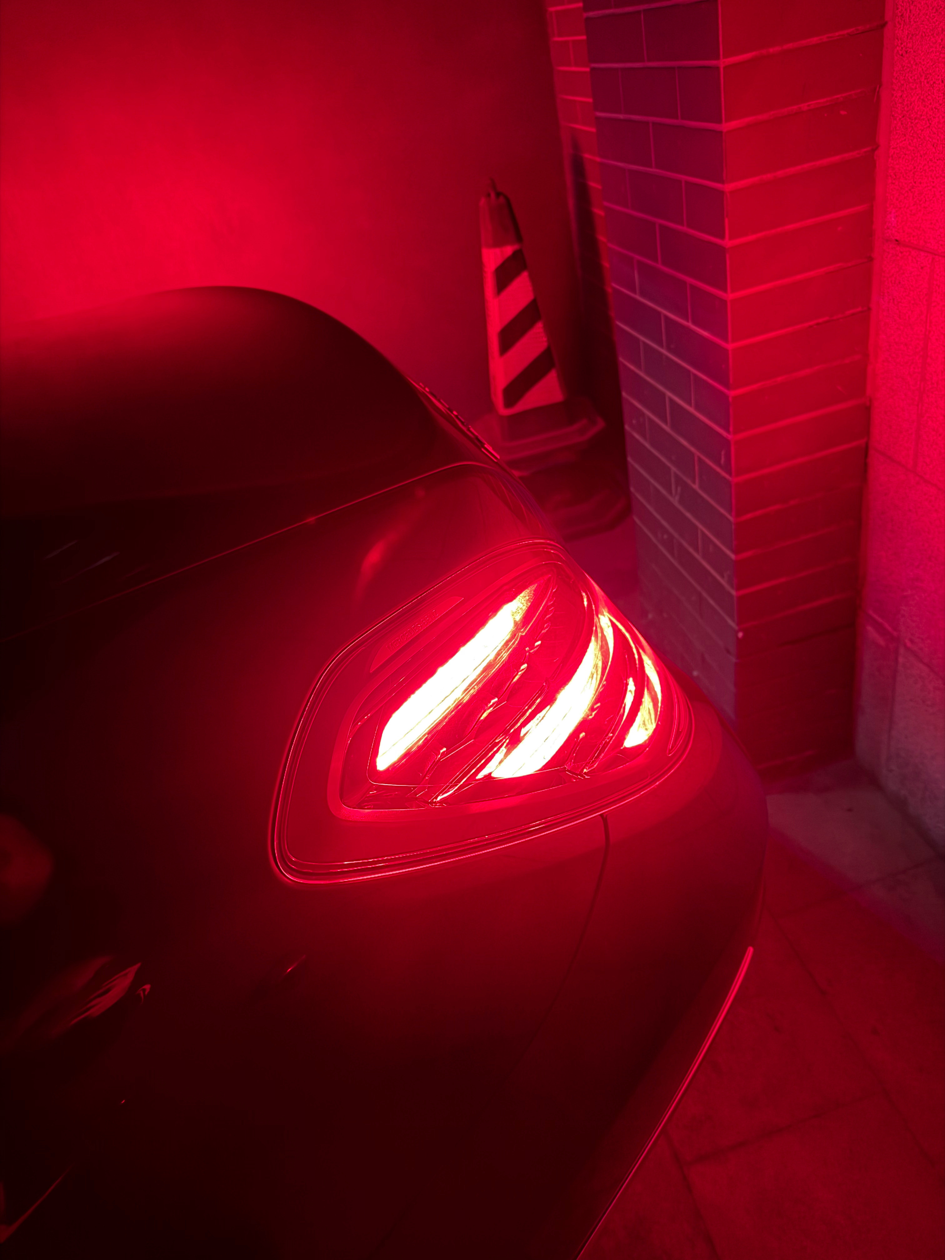 借老亢的迈巴赫装个B发现一很尴尬的问题我家车位根本停不下只能把仨车位变两个但