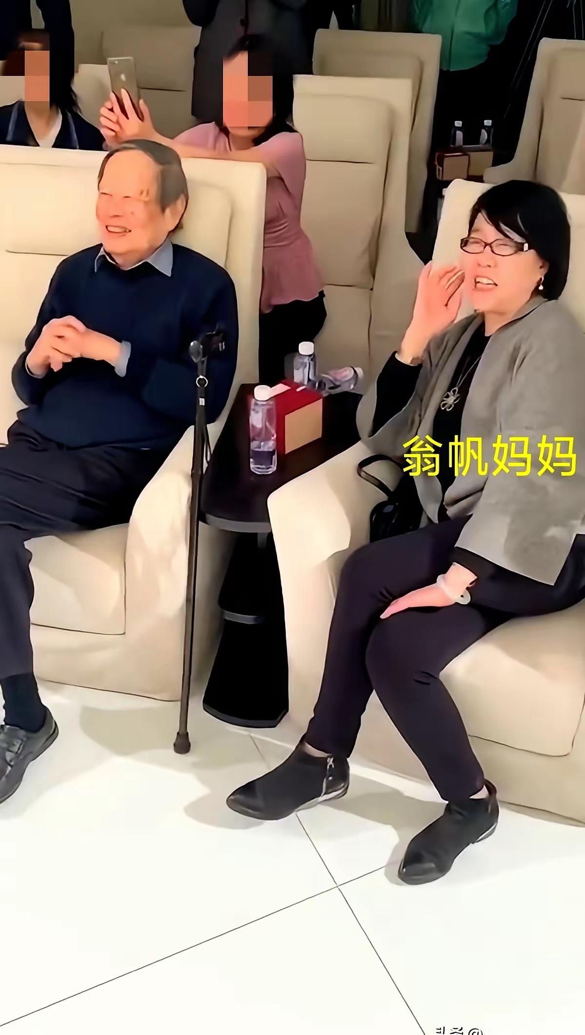 翁帆的妈妈就坐在杨振宁身旁，两人像普通亲家般闲聊，而翁帆在一旁安静扮着京剧妆，这