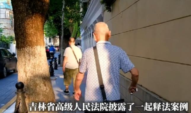 “老泪纵横”！吉林，82岁老父亲去医院看病，取钱时发现钱没了，回家发现进不去屋