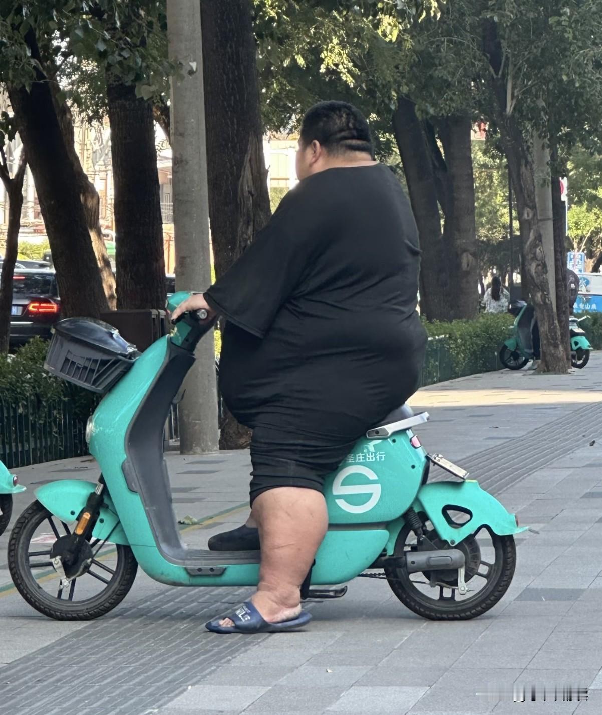 哈哈，是不是你们都想问这电动车是什么牌子的？怎么如此结实耐用呢！