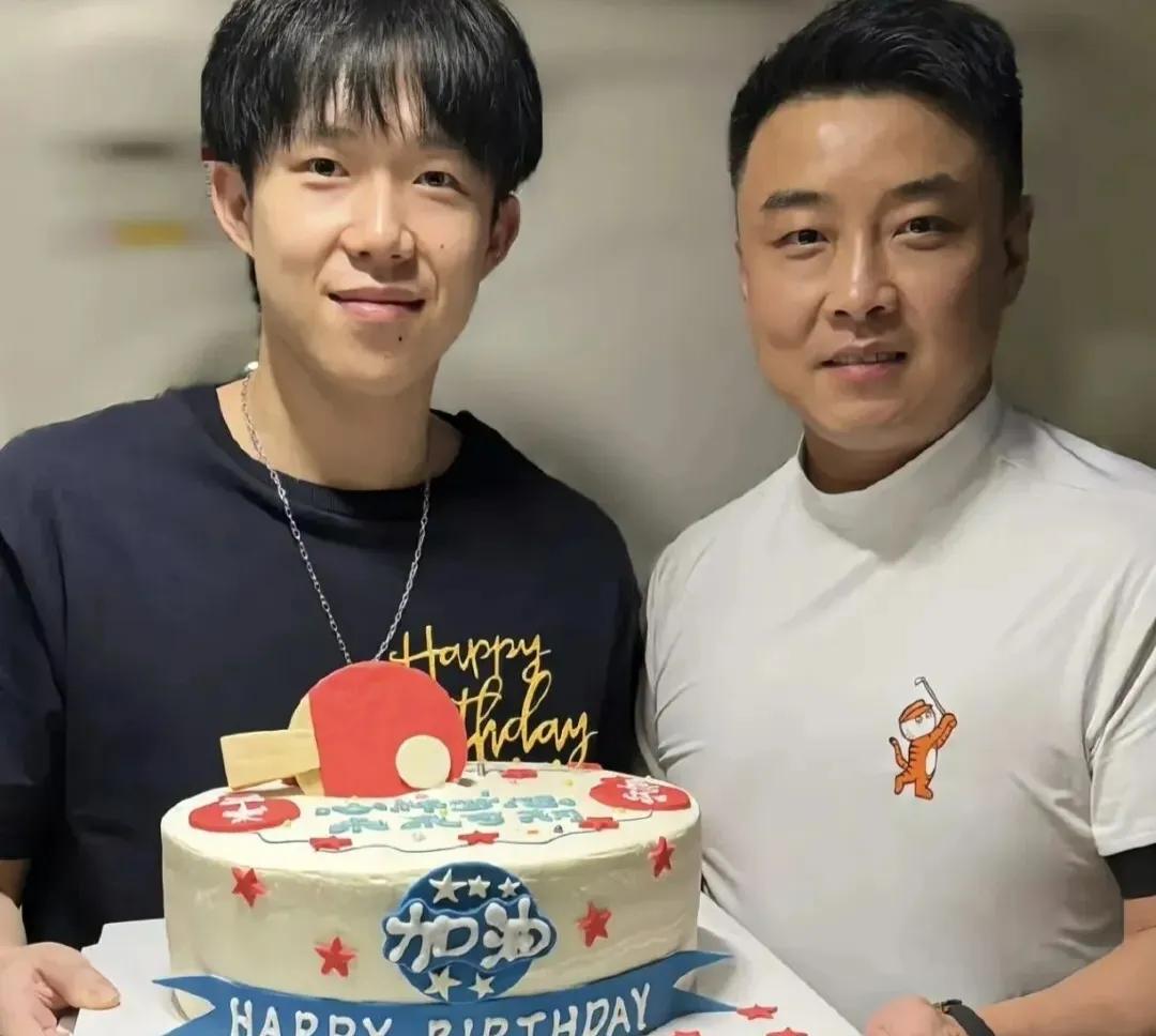中国男乒副将，必将载入史册，王楚钦生日恰逢伦敦世乒赛男团决赛王楚钦的这个26