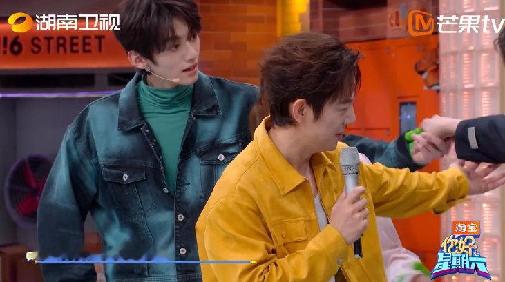 赖伟明我也是你们play的一环吗你好星期六答题环节孔雪儿邓凯挤一块砖，摇摇欲