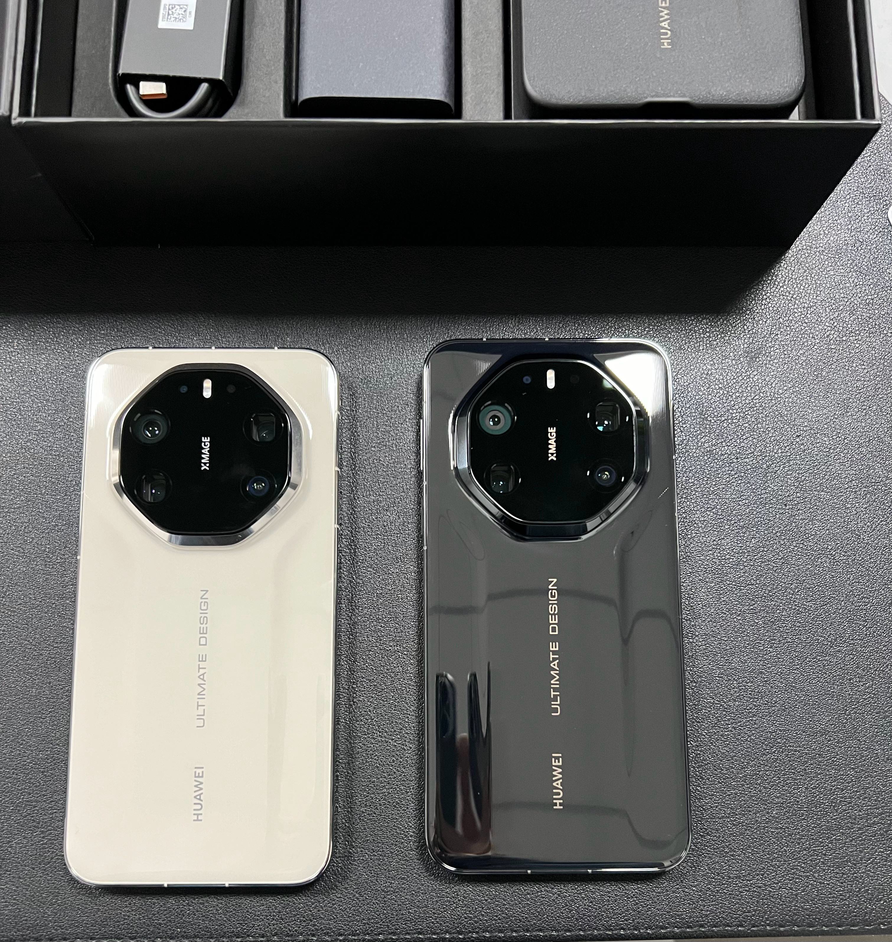 华为Mate80非凡大师，客户取机实拍，这次配件方面取消了原来的车载充电器，新增