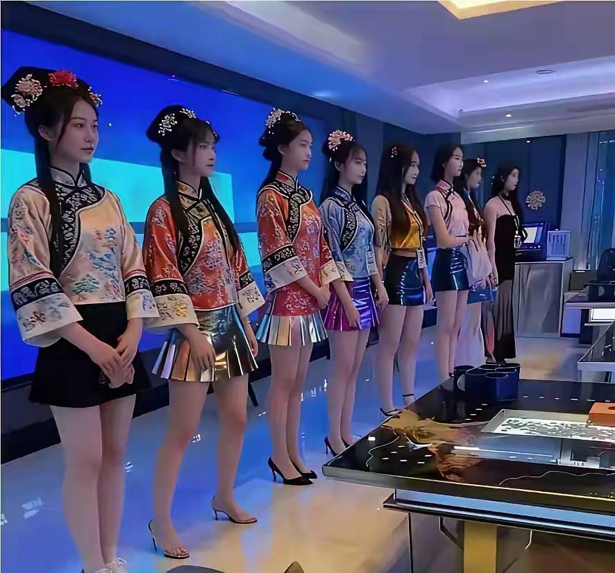 现在网上一提到卖淫嫖娼，全是“抓得好”“活该”的声音。这事儿违法，不仅要罚款拘留