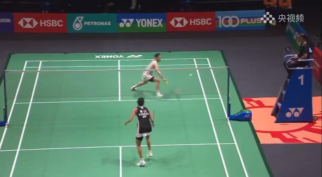 梁王一轮游安洗莹赛后行了个大礼——进入马来西亚公开赛女单16强后，她罕见地跪地