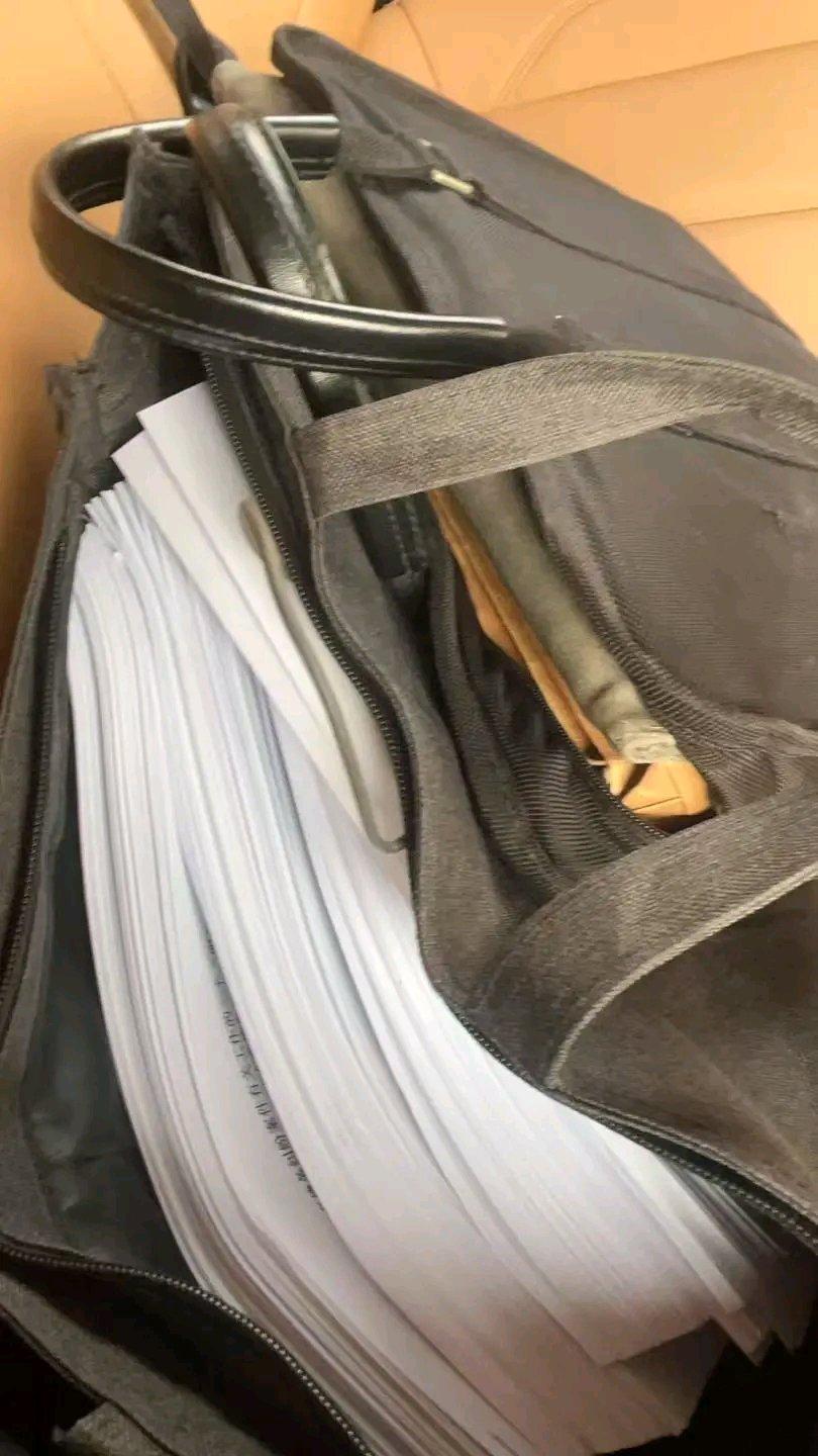 王瑾瑜的遭遇太让人唏嘘了。她和前夫杨某本是初中同学，婚后丈夫却背着她欠下巨额债务