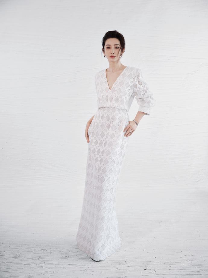 今天李冰冰在出席活动的时候搭配了一件几何风的裙子，看起来高雅又迷人，确实是太美了