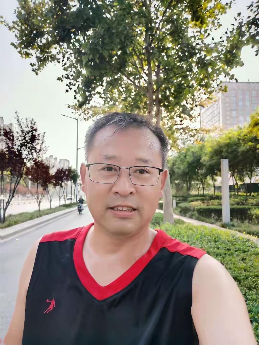为什么要跑步？一跑就是8年？我跑步是为了配合戒烟，既然戒烟能当一次狠人，也不