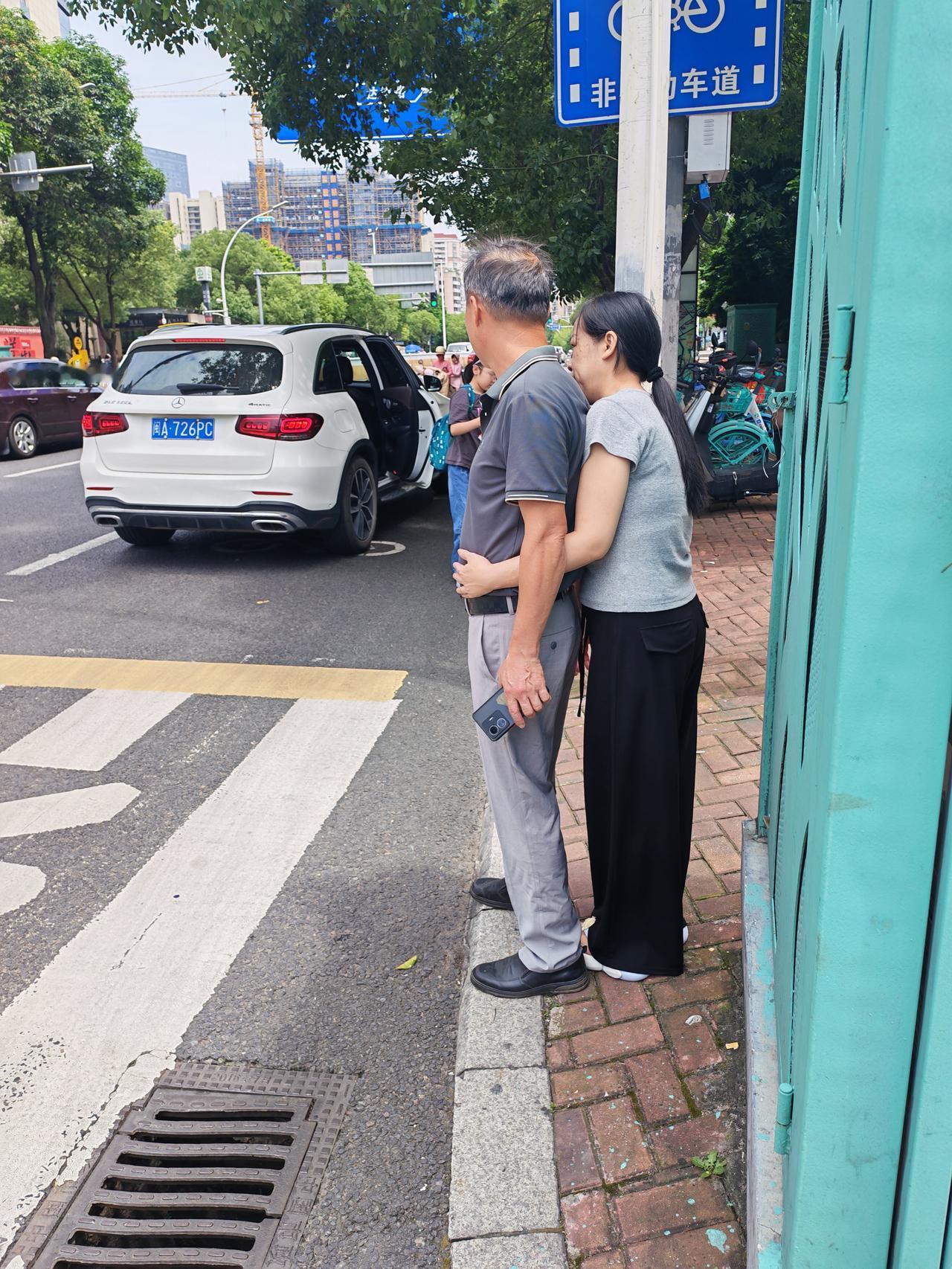 街头遇见温馨一幕，从大爷的表情，一切都不用多说