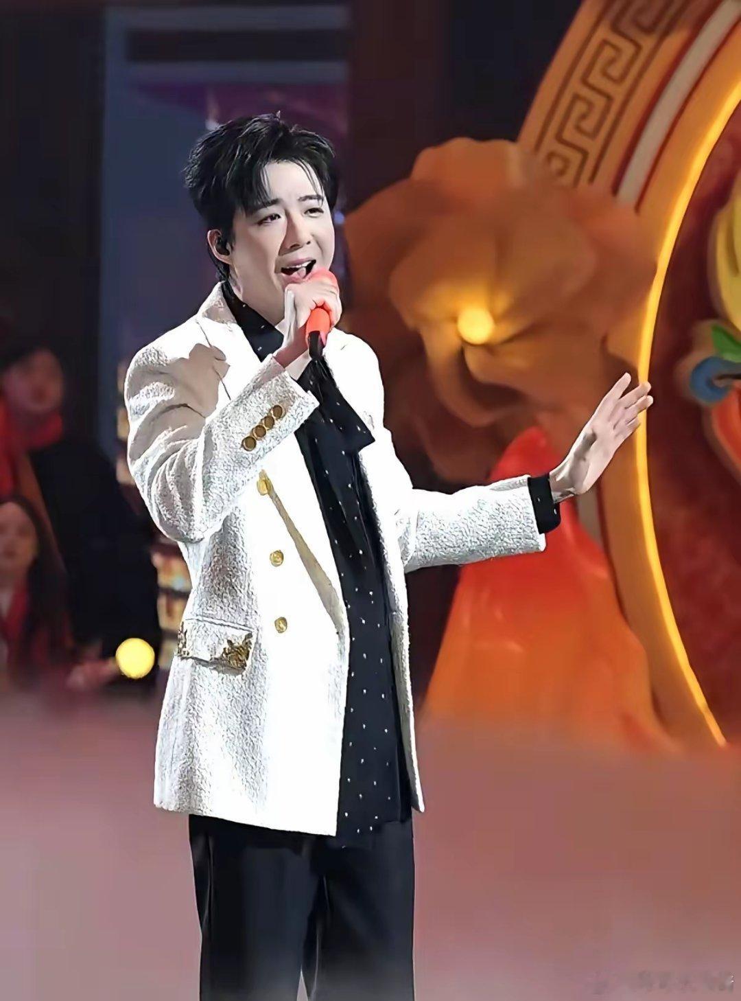 聊聊刘宇宁。1月23号，春晚录制现场外头，天都黑了，人山人海，保安拉着线维持秩序