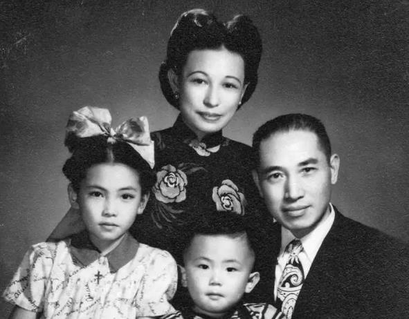 1943年，郭婉莹难产住院，可他的丈夫却在寡妇家过夜。出院后，郭婉莹梳洗打扮一番