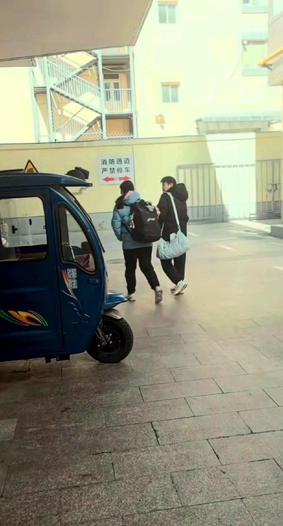 孙颖莎失踪这几天，全世界球迷都在数日子。就在刚刚，这姑娘出现在国家队训练馆，浑身