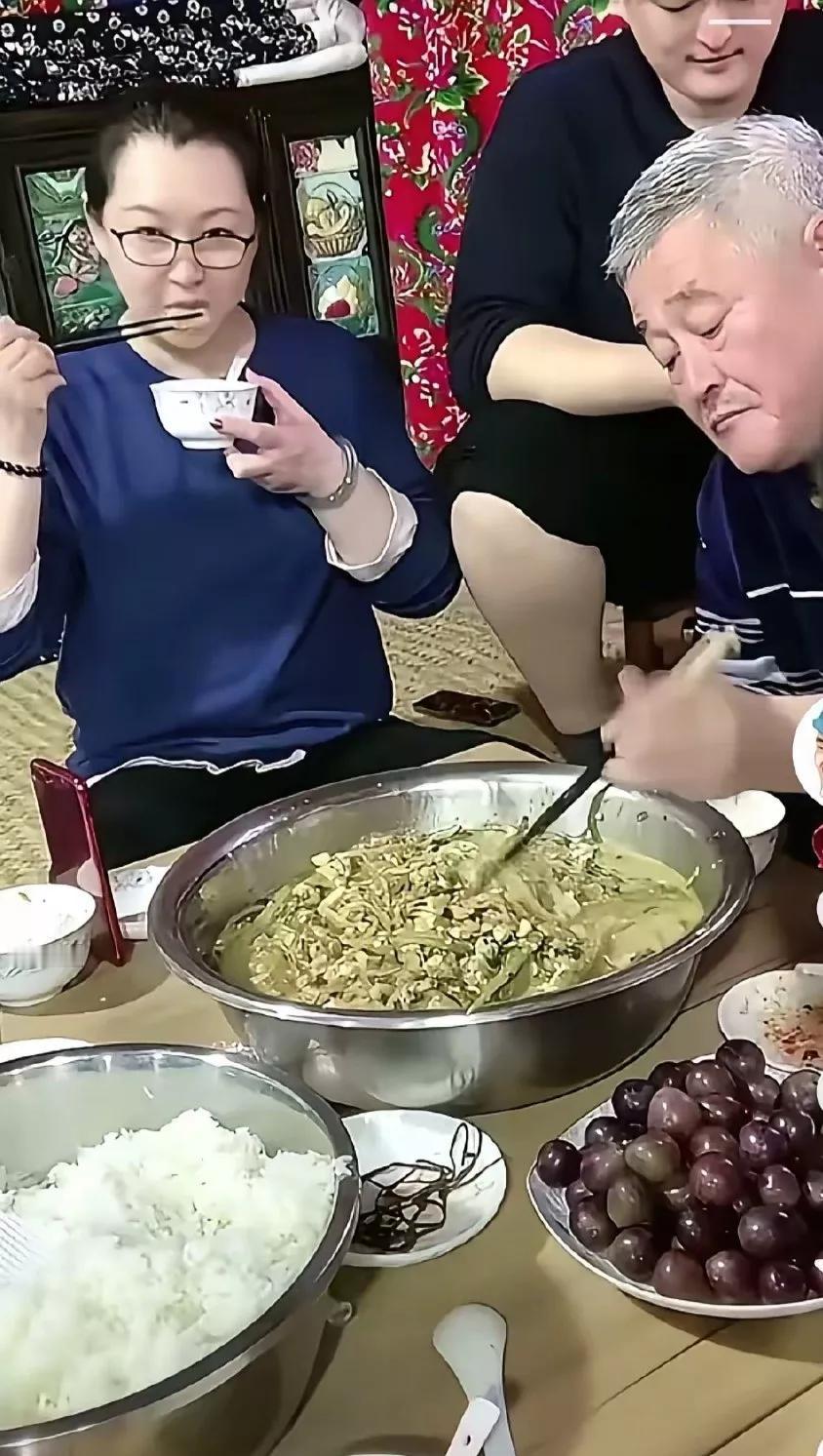 老实说，东北的菜了无生气。缺乏想象力，像极了它的经济现状。有人说赵本山家吃这个