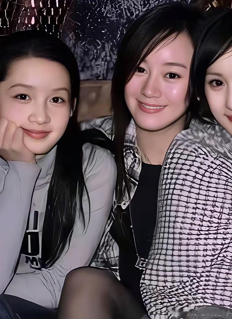 李沁、张檬、杨幂、蒋梦婕四人的一张留影，那时候的她们还非常的青涩，多年以后都成为