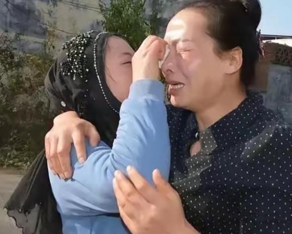一个流窜两省、残杀至少6人的头号通缉犯，最终没有栽在警方枪口下，却被一对田间帐篷