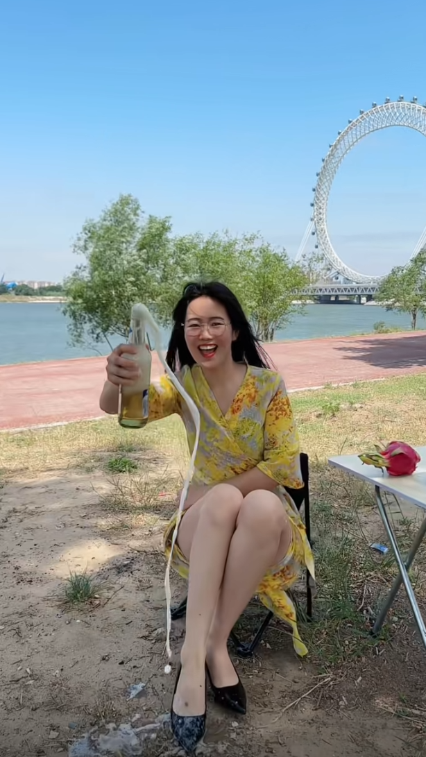 你再这么喝，我跟你买票坐摩天轮