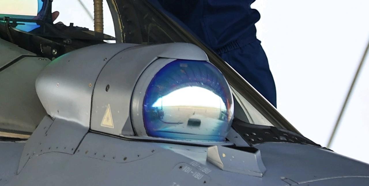 破除F-22隐身的歼-16“卡姿兰大眼睛”，机载IRST（红外搜索跟踪系统）！
