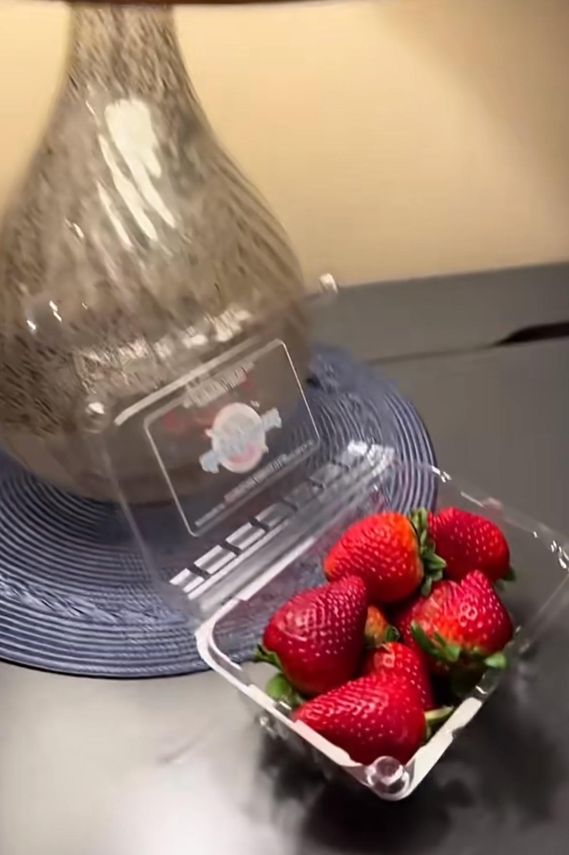 华人晒草莓一盒才3美元，在国内3元可能买不到一盒吧，所以斩杀线子虚乌有的是不