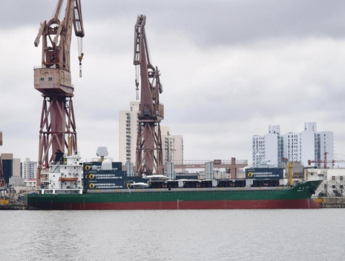 电磁弹射器吊装上货轮后的完整情境。雷达集装箱与弹射器的组合，昨天看见的4条轮式弹