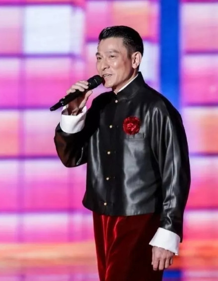 2015年，在春晚舞台上，刘德华唱完《回家的路》之后，本来该直接下台，可是却朝着