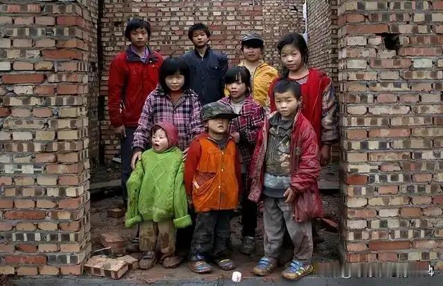 愁个屁！我们邻村有对老夫妻生了十个儿子，抱养个女儿共十一个娃都养大成人！个个是人