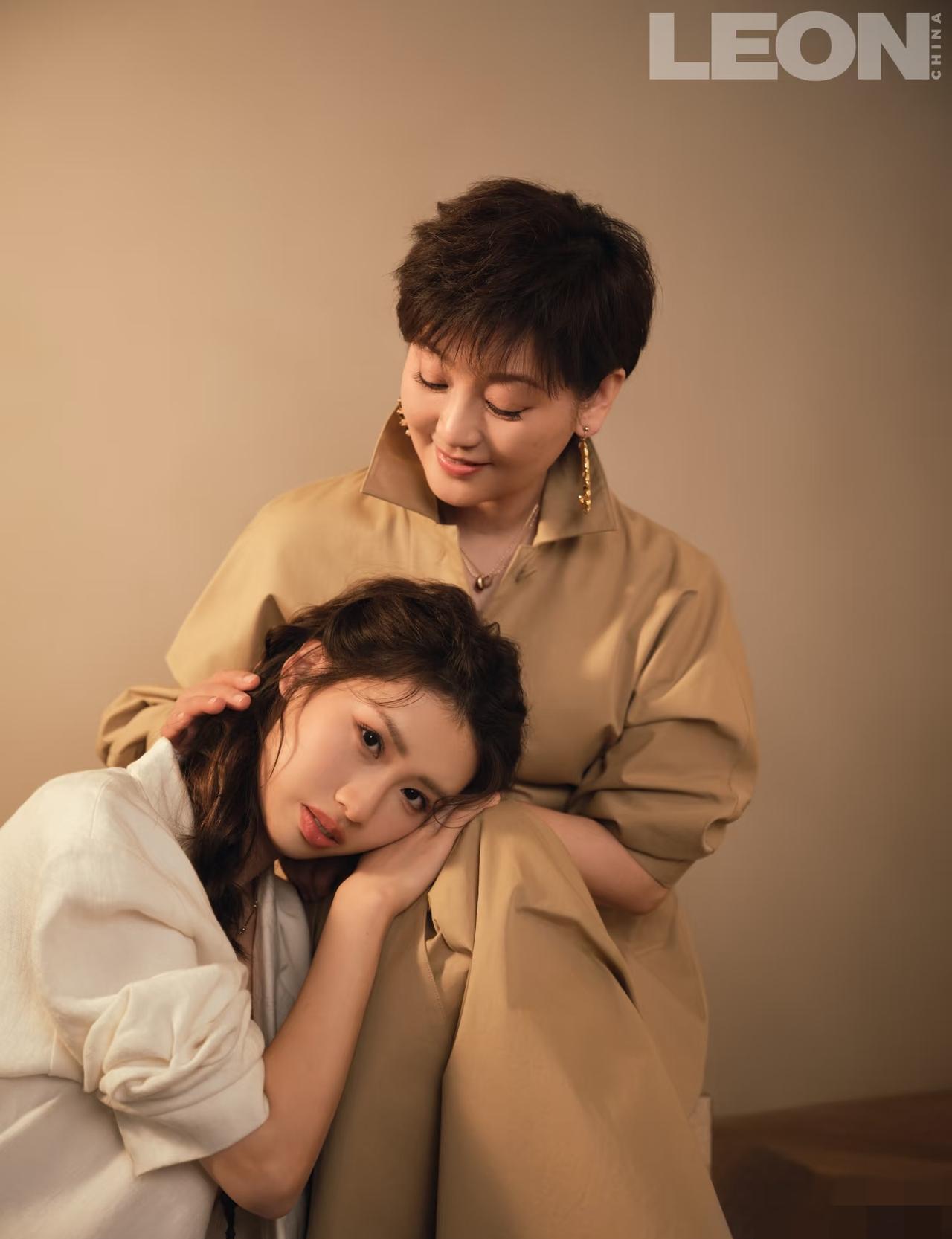 “星二代”拍封面，最怕的不是被骂靠爹，而是被镜头照出真相。徐朵站在爸妈中间，笑