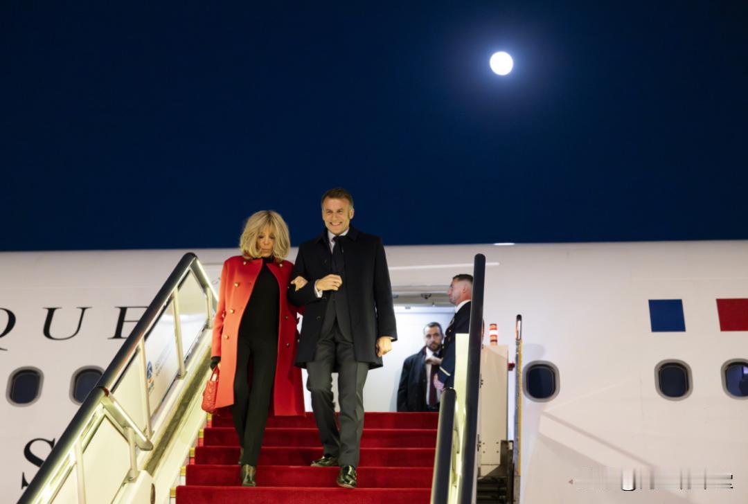 冯德莱恩：马克龙先生不带我法国总统马克龙访华，阵容强大，八十多人一大群。和上