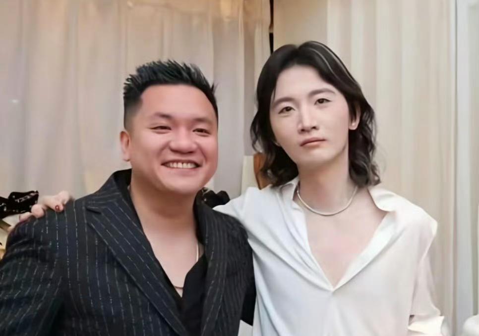 好利来那位因为被画鬼脸就分手的公子，最近被传“公子变公主”了。还记得吗？当初