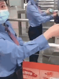 海外高华回国，抱怨国内行李检查太复杂。他说：外交部，你来看看，说好免签，让我们