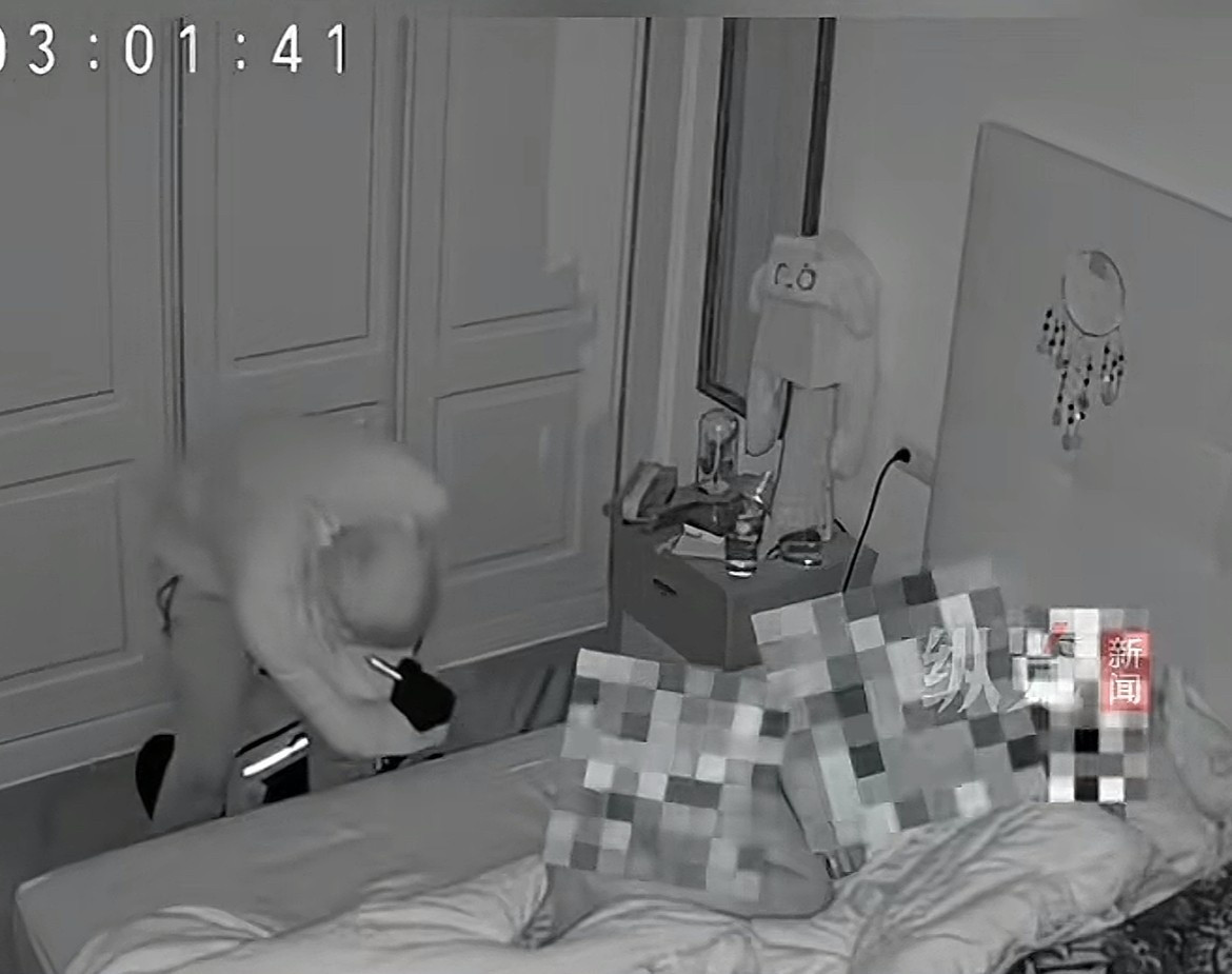 7月22日，一名小偷多次进入房间，用灯光反复照看女性主人的身体。一段视频