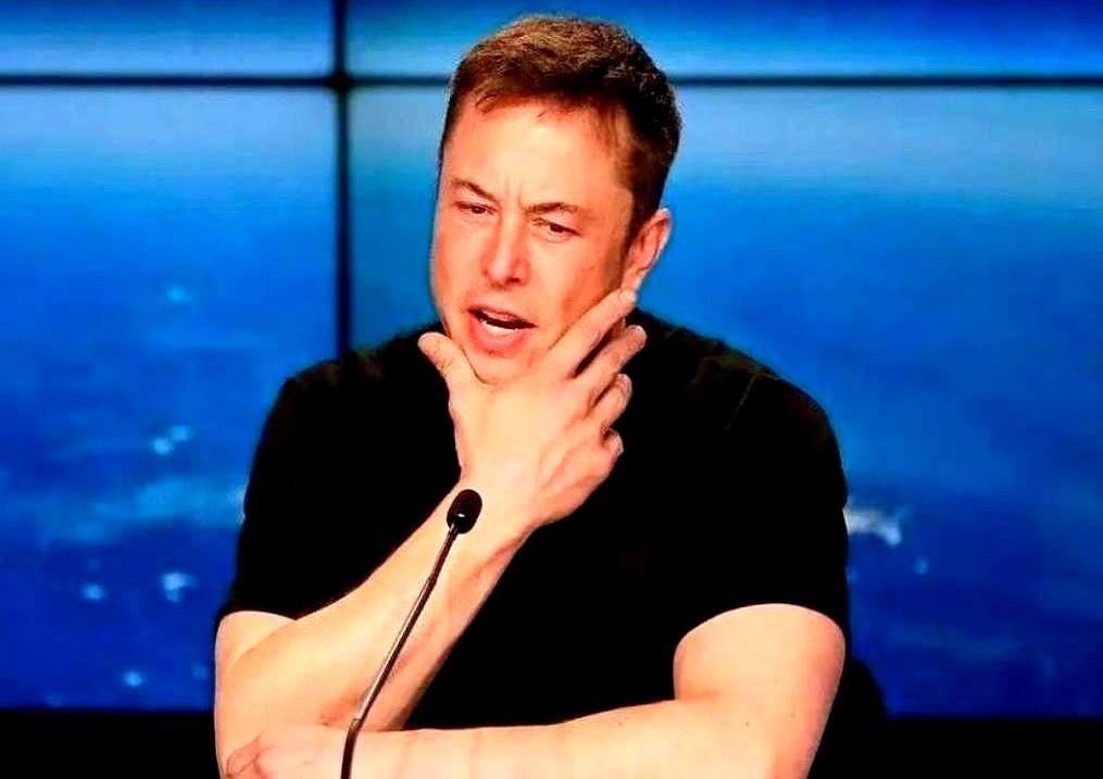 我总觉得老马这人，特有意思。一边在网上呼风唤雨，一边又比谁都懂现实的边界。就像