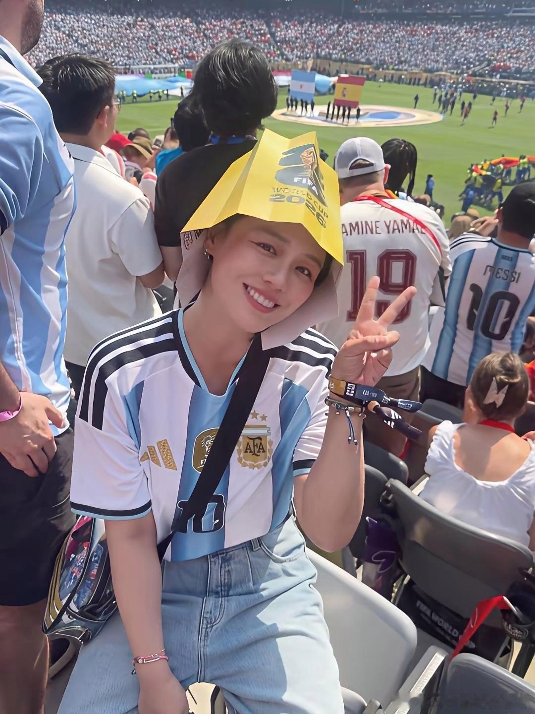 杨紫人真好，不仅带团队所有人一起看世界杯，而且面对想要合影的路人粉，也是主动跟对