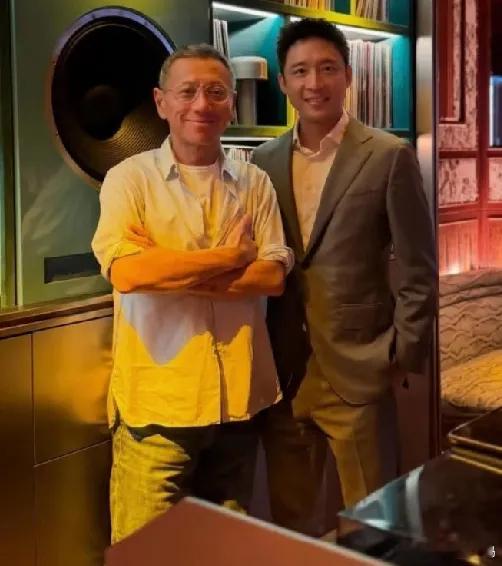 霍启山现身捧场杨其龙的餐厅，两人相差16岁，相处却如同好友，可见咖位相当的话，年