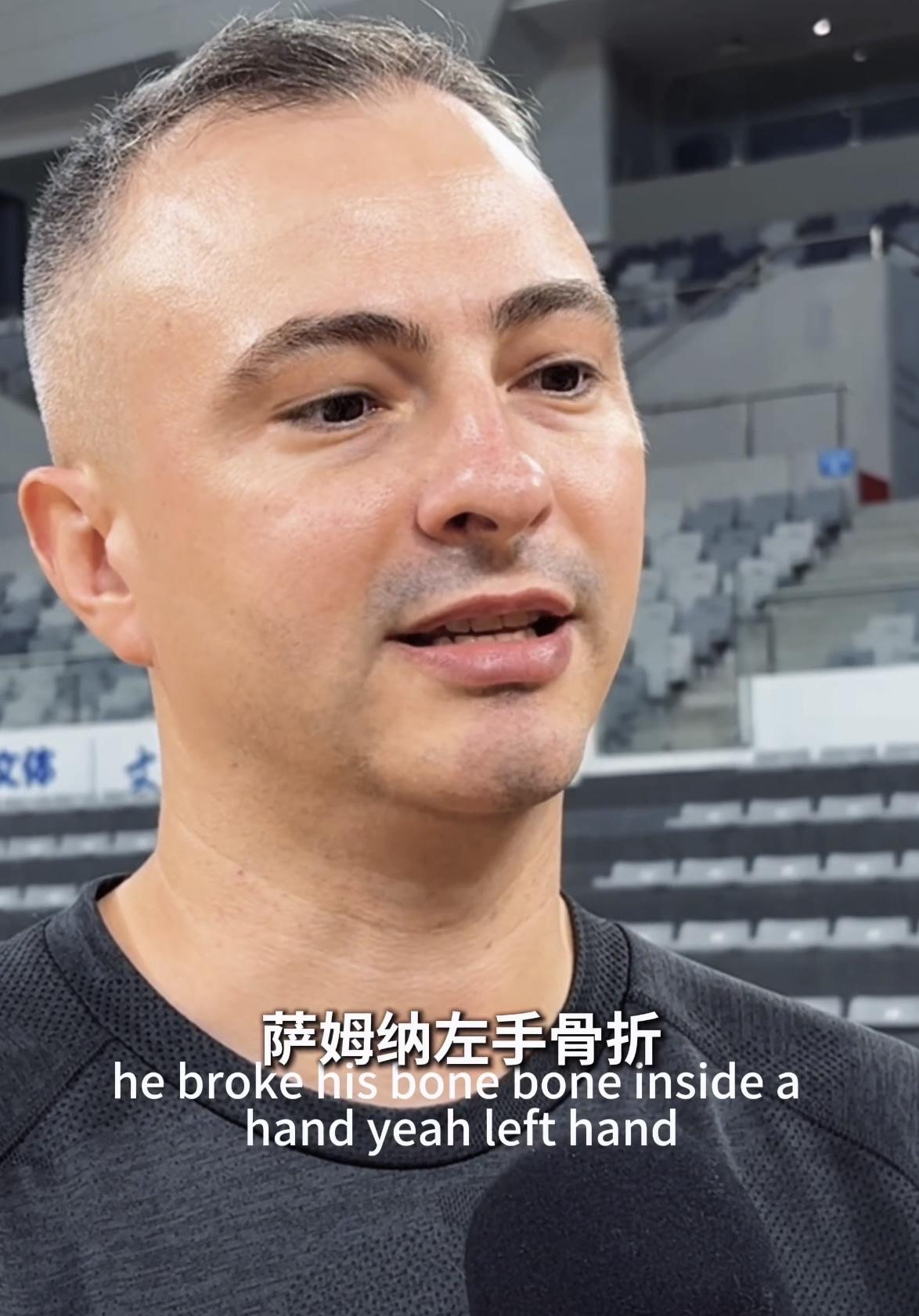 广东宏远主帅亚科夫列维奇今天在采访中曝出两大关键消息。第一，外援萨姆纳确诊左手