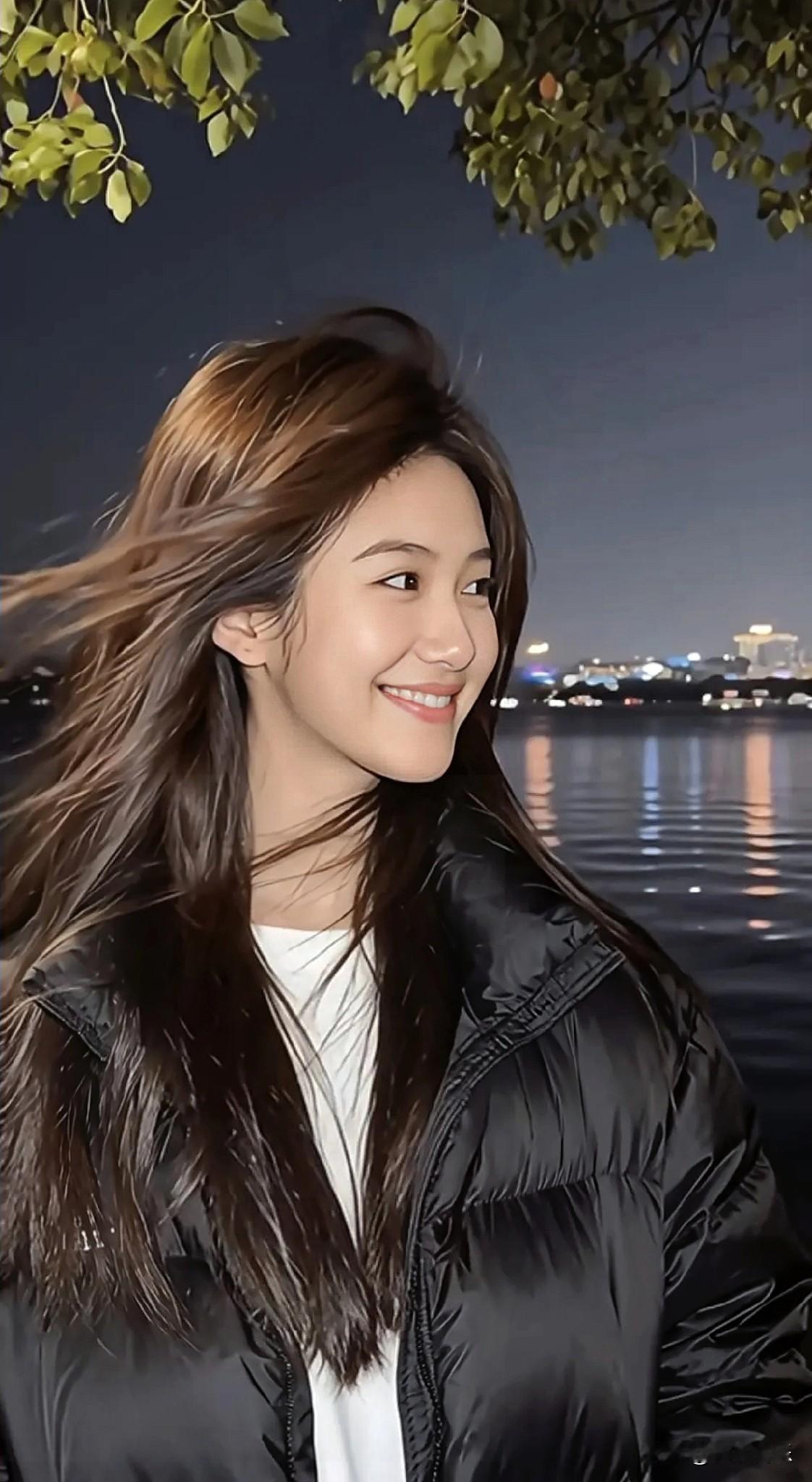 晚风拂过河畔，小姐姐的微笑里藏着星光，温暖又治愈，甜进心底。发一张你眼中最美的微