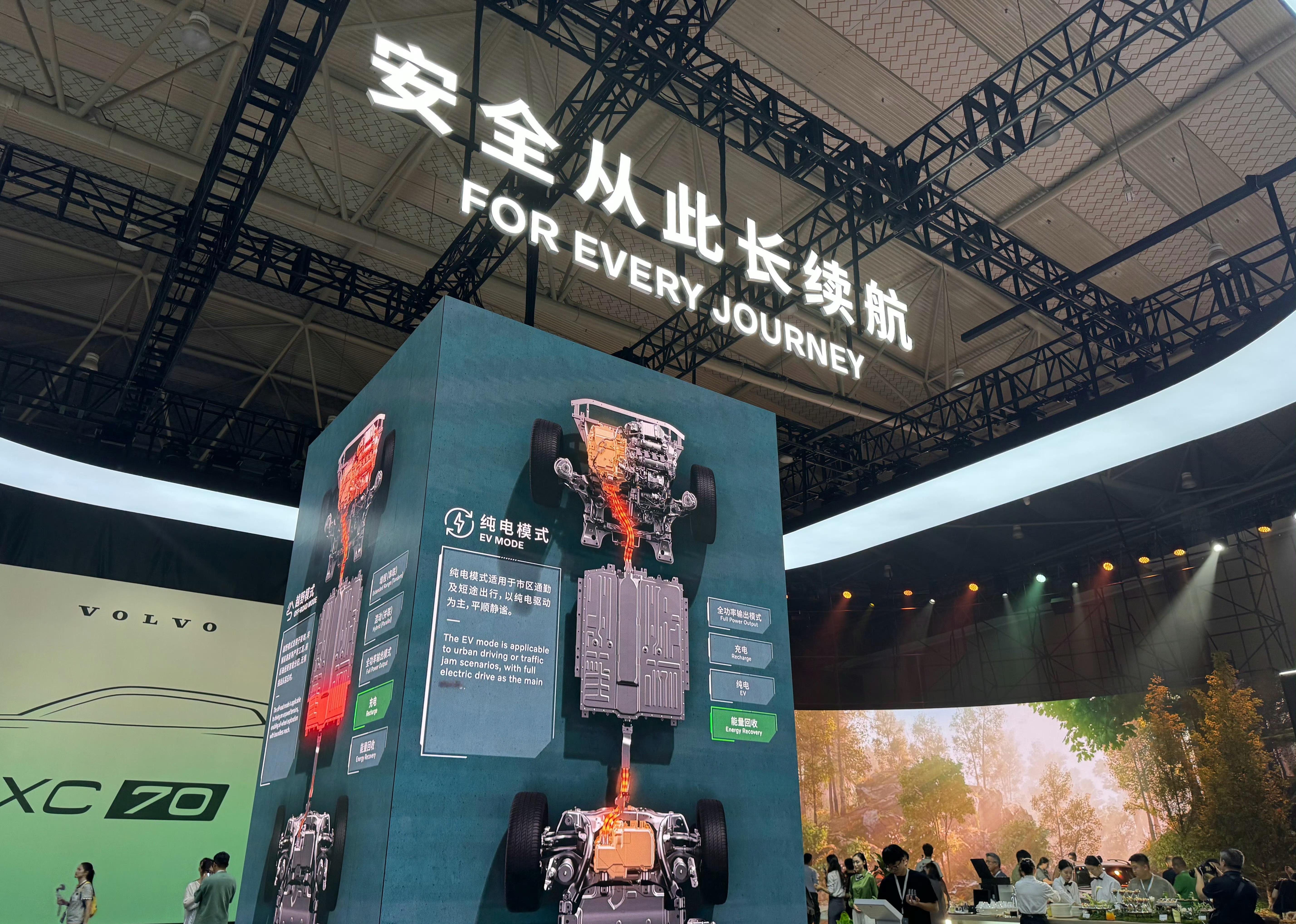 和常见的单电机混动或增程不同，沃尔沃全新xc70采用的是「多电机+多挡变速」插
